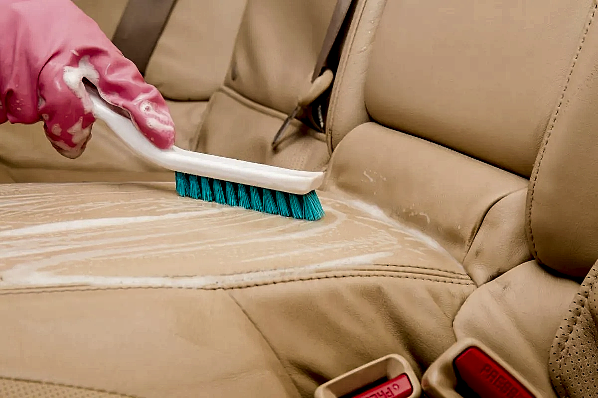 Araba Koltukları Neyle Temizlenir?