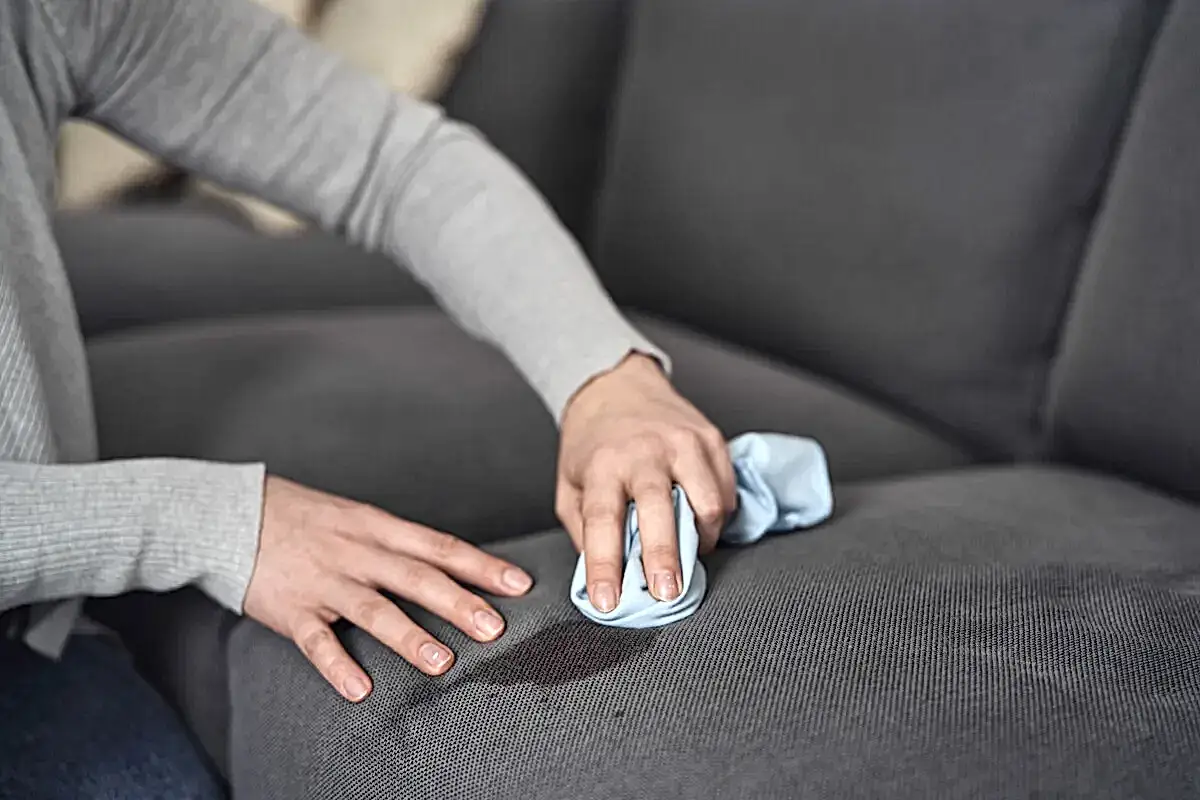 Koltuktan Mum Lekesi Nasıl Çıkar?